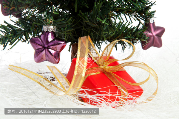 帶紅色禮物的塑料圣誕樹