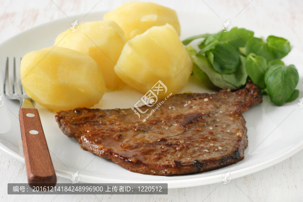 土豆炒牛肉配沙拉