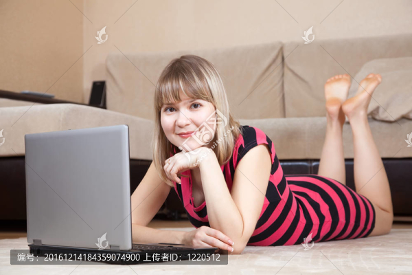 工作在筆記本電腦的女孩；