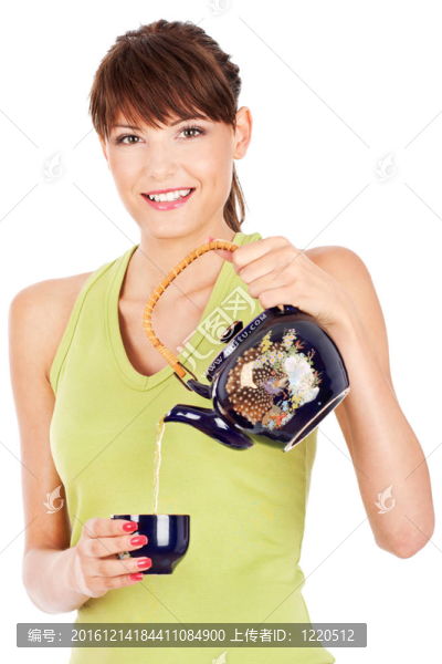漂亮女士微笑，茶壺里倒茶