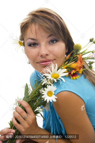 漂亮女孩抱著一束花；與世隔絕