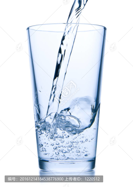 將水倒入玻璃