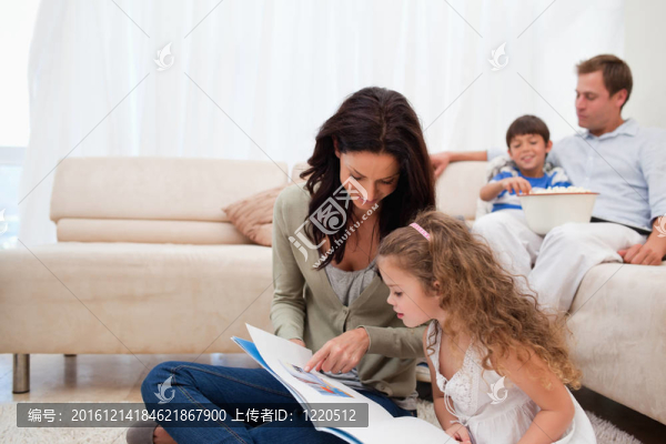 媽媽給女兒看相冊