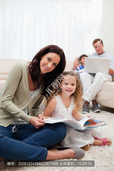 母女一起讀書