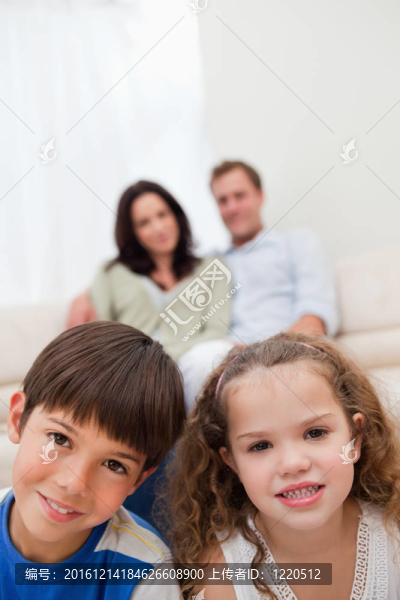 孩子們坐在客廳里和父母在一起