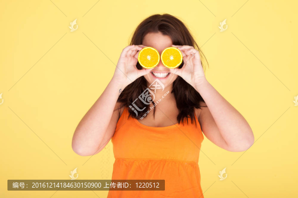與桔子玩得開心的女人