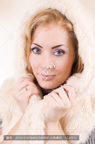 穿棕色毛皮大衣的女人