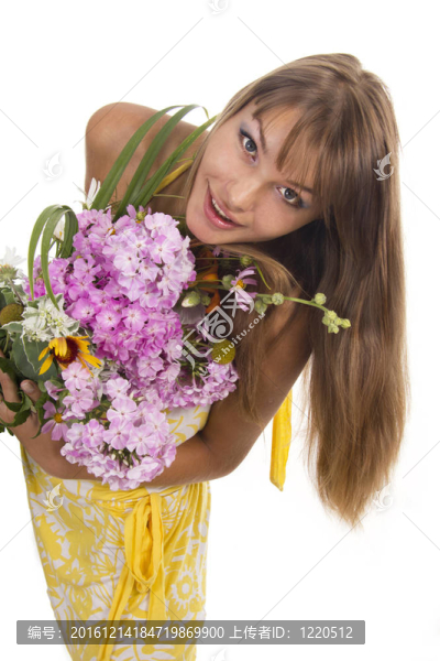 漂亮女孩抱著一束花；與世隔絕
