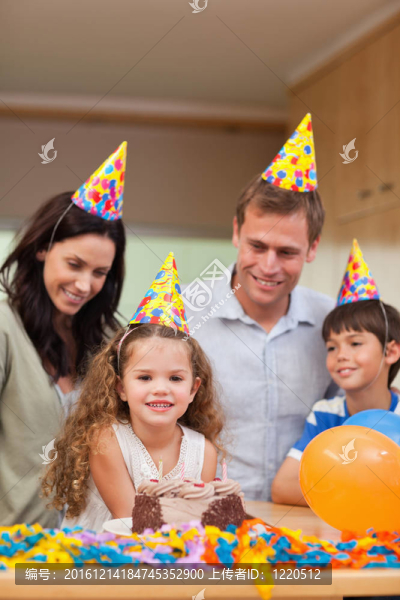 慶祝女兒生日的家庭