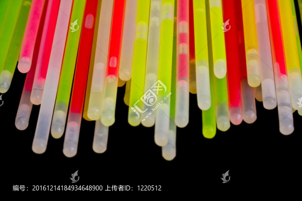 在黑暗的光棒五顏六色的輝光