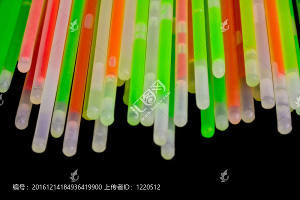 在黑暗的光棒五顏六色的輝光