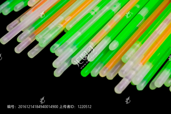 在黑暗的光棒五顏六色的輝光