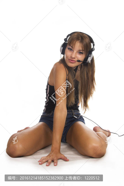 美女聽音樂跳舞