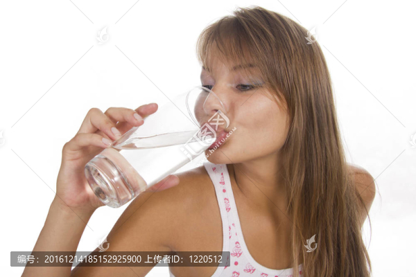 年輕女子拿玻璃和女孩喝水。孤立的背景