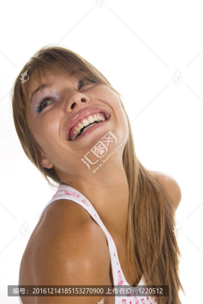 美麗女人在白色背景上微笑
