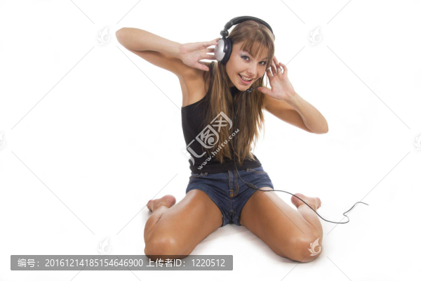 美女聽音樂跳舞