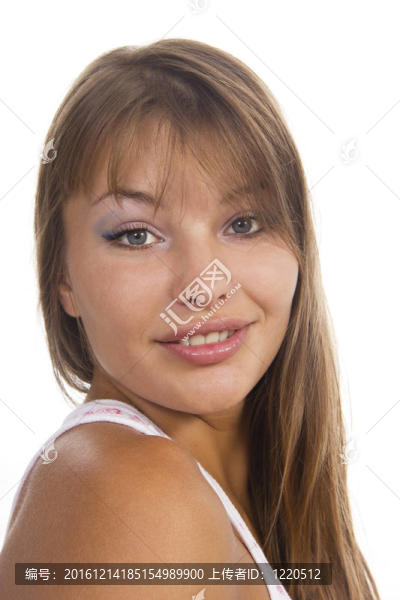 美麗女人在白色背景上微笑