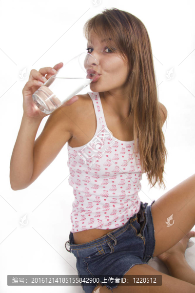 年輕女子拿玻璃和女孩喝水。孤立的背景