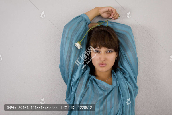 美麗的女人asianl灰色背景