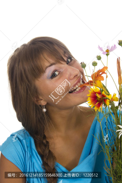 漂亮女孩抱著一束花；與世隔絕