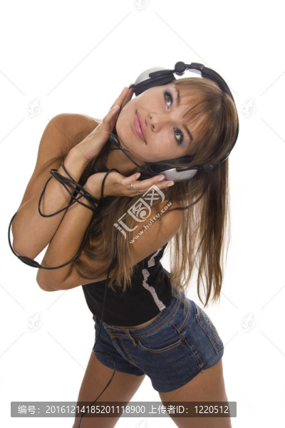 美女聽音樂跳舞