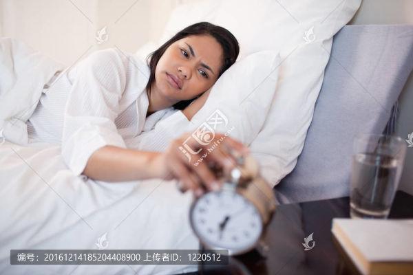 女子用鬧鐘敲鬧