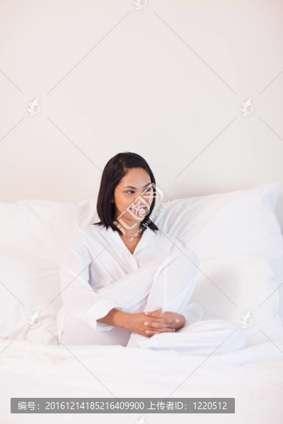 穿著睡衣的女人坐在床上