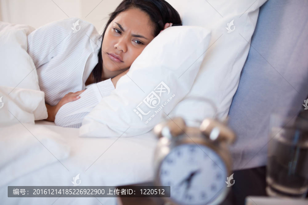 女人被鬧鐘吵醒的側面