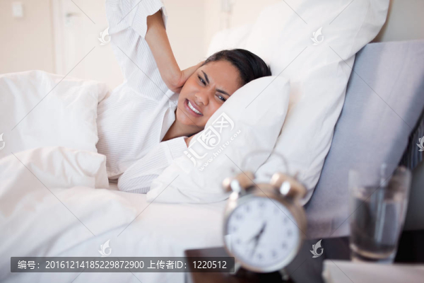 女人捂耳朵敲響鬧鐘的原因