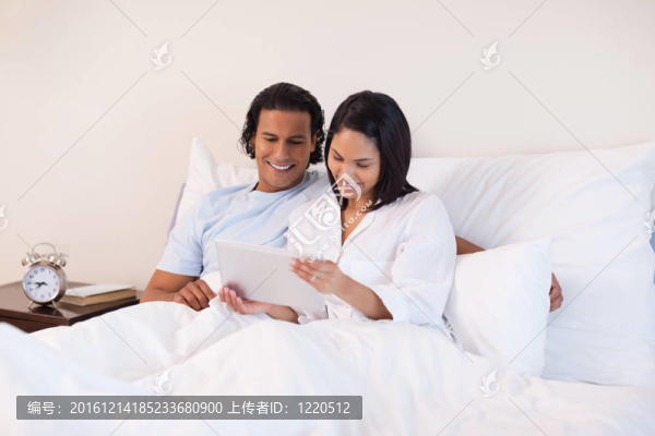 夫婦上網(wǎng)沖浪在床上