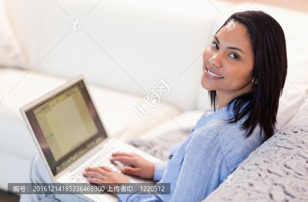 在起居室里工作的女人