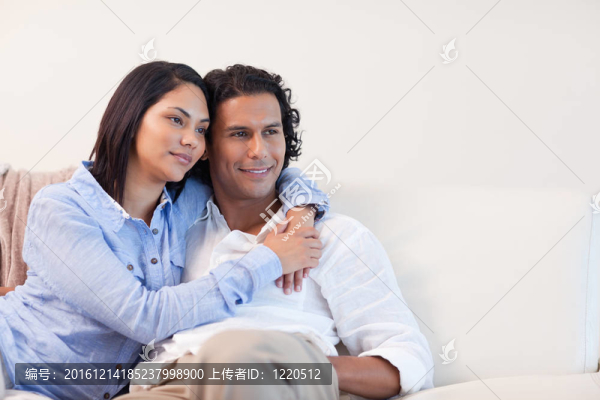 情侶在沙發(fā)上擁抱