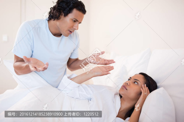 夫婦在床上爭吵