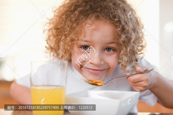 微笑女孩吃早餐