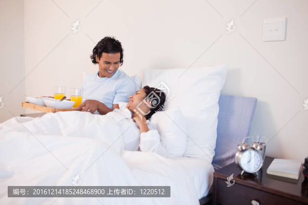 男人為他的女朋友把早餐送到床上