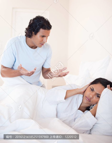 夫妻在臥室吵架