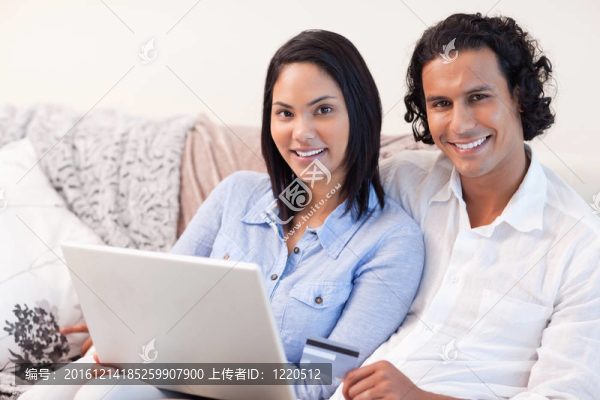 沙發(fā)上的筆記本
