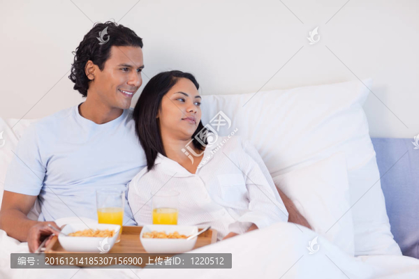 夫婦在床上吃早餐