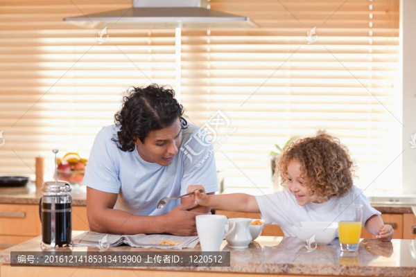 爸爸和女兒一起在廚房吃早飯