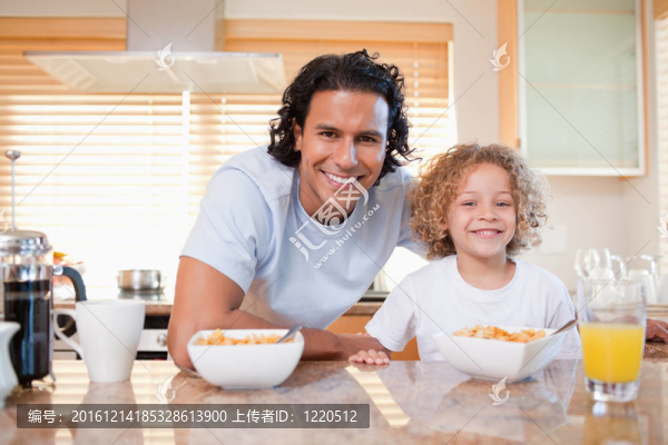 爸爸和女兒一起在廚房里吃麥片