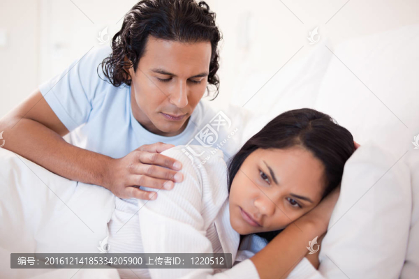 男人試圖讓女友冷靜下來(lái)