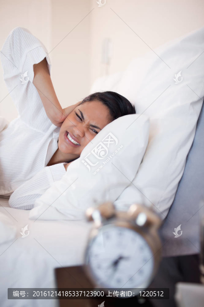 女人被鬧鐘緊急喚醒的側視圖