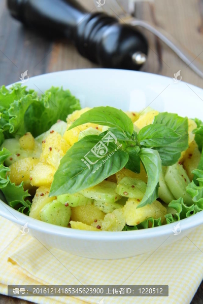 土豆沙拉配綠色