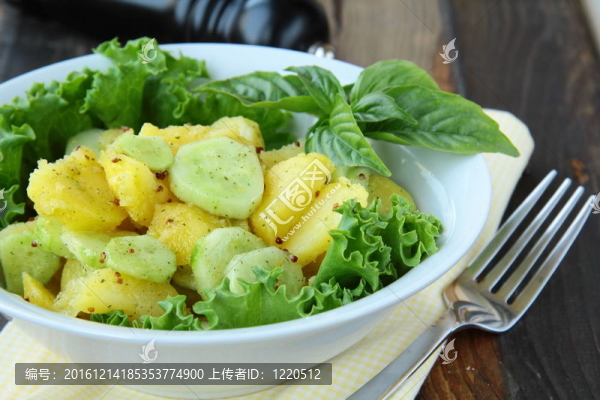 土豆沙拉配綠色