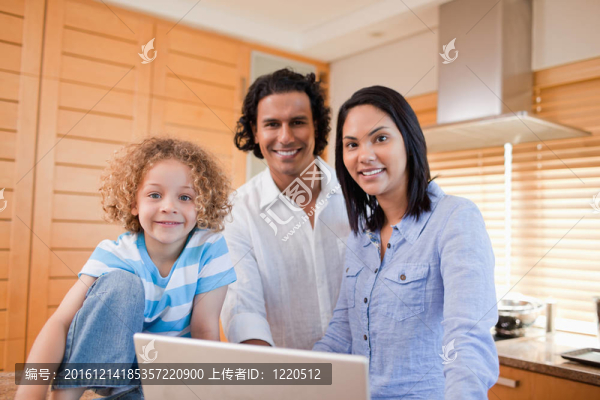 快樂家庭一起在廚房上網(wǎng)