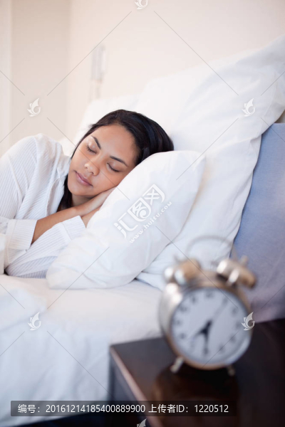 在她床上睡覺的女人的側(cè)面