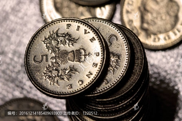 一堆五便士的硬幣