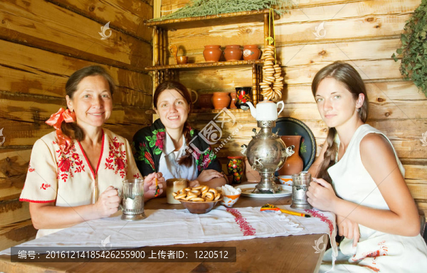 在傳統(tǒng)的茶壺的女人