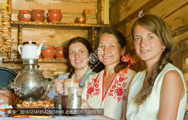 在傳統(tǒng)的俄羅斯茶炊的女人