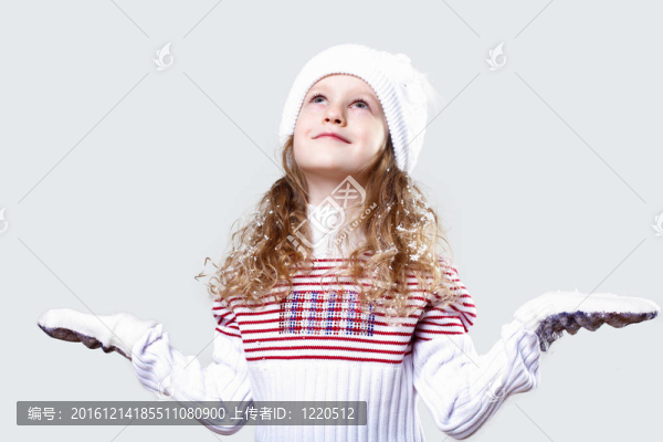 可愛的小女孩在冬天穿